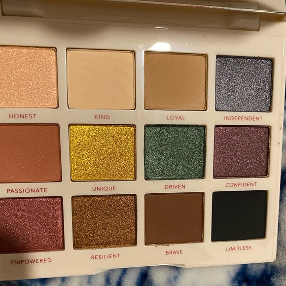 🐶 NWT Persona Identify Two Eyeshadow Palette - Picture 5 of 7